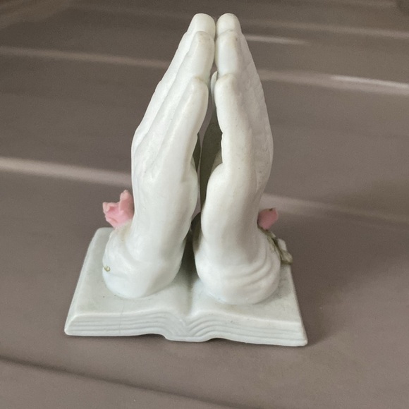 Vintage prayer hands over book and roses figurine - Picture 3 of 14
